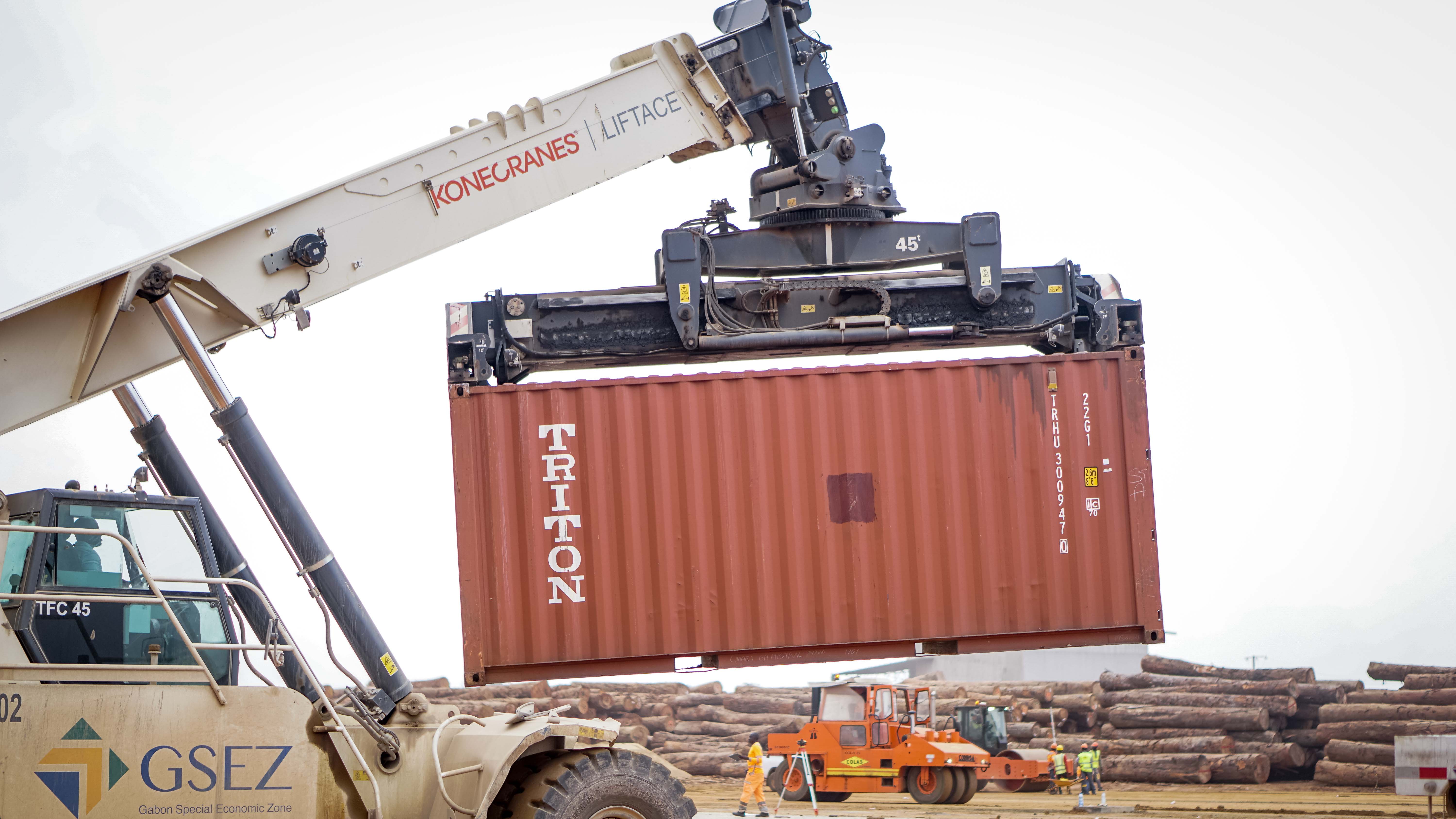 125 conteneurs de Kevazingo déchargés dans la Zone économique spéciale de Nkok