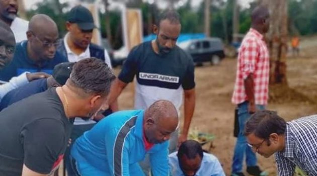 En voyage officiel à Franceville, Ali Bongo se met à planter des ananas&nbsp;! 