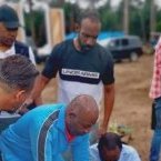 En voyage officiel à Franceville, Ali Bongo se met à planter des ananas&nbsp;! 