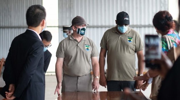 Lee White et Oswald Séverin Mayounou en visite à la ZERP de Nkok