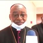 Lambert Matha reçoit en audience l’archevêque de Libreville