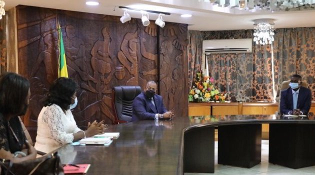 Julien Nkoghe Bekale préside une réunion sur la reprise des cours et l’organisation des examen