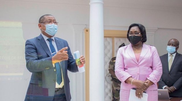 Jean-Marie Ogandaga échange avec les équipes en charge de l’élaboration de la Stratégie de la relance économique