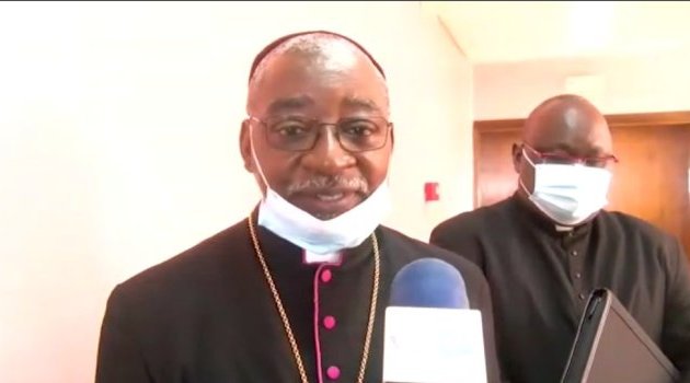 Lambert Matha reçoit en audience l’archevêque de Libreville