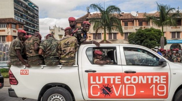 Coronavirus&nbsp;: l’armée malgache livre aux populations une potion qui protège du Covid-19