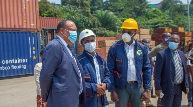 Oswald Séverin Mayounou visite le site d’empotage des bois transformés d’Owendo