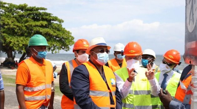 Le Premier ministre Julien Nkoghe Bekale inspecte les travaux de la RN1 et les voiries de Libreville