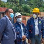 Oswald Séverin Mayounou visite le site d’empotage des bois transformés d’Owendo