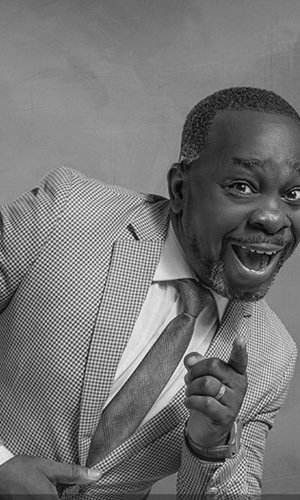 Defunzu transforme l’Ambassade en temple du rire : inauguration le 17 août à Ambowè