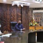 Julien Nkoghe Bekale préside une réunion sur la reprise des cours et l’organisation des examen