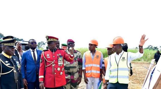 Oligui Nguema inspecte l’avancée des chantiers de logements sociaux de Bikélé