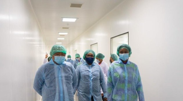Visite de l’usine de la société La Santé Pharmaceutique SA située dans la ZERP de Nkok