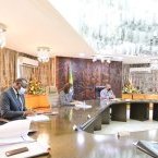 Julien Nkoghe Bekale dirige une séance de travail sur la reprise des activités commerciales