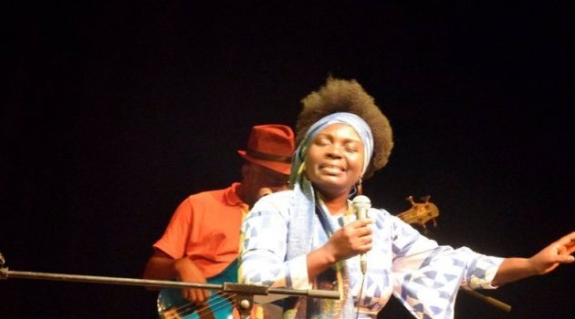 Annie-Flore Batchiellilys fait un carton pour son concert-retour à Libreville